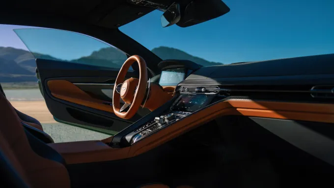 Aston Martin DB12 : Habitacle portière ouverte