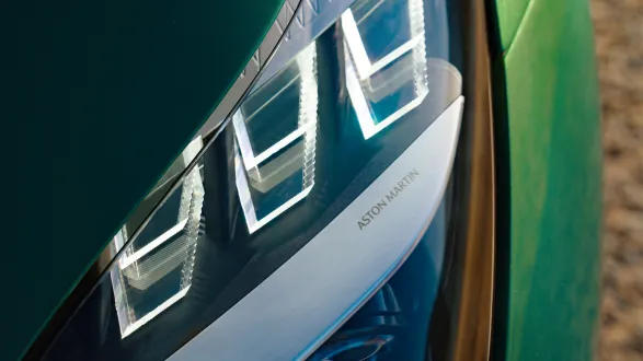 Aston Martin DB12 : Signature lumineuse