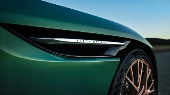 Aston Martin DB12 : Inscription carrosserie