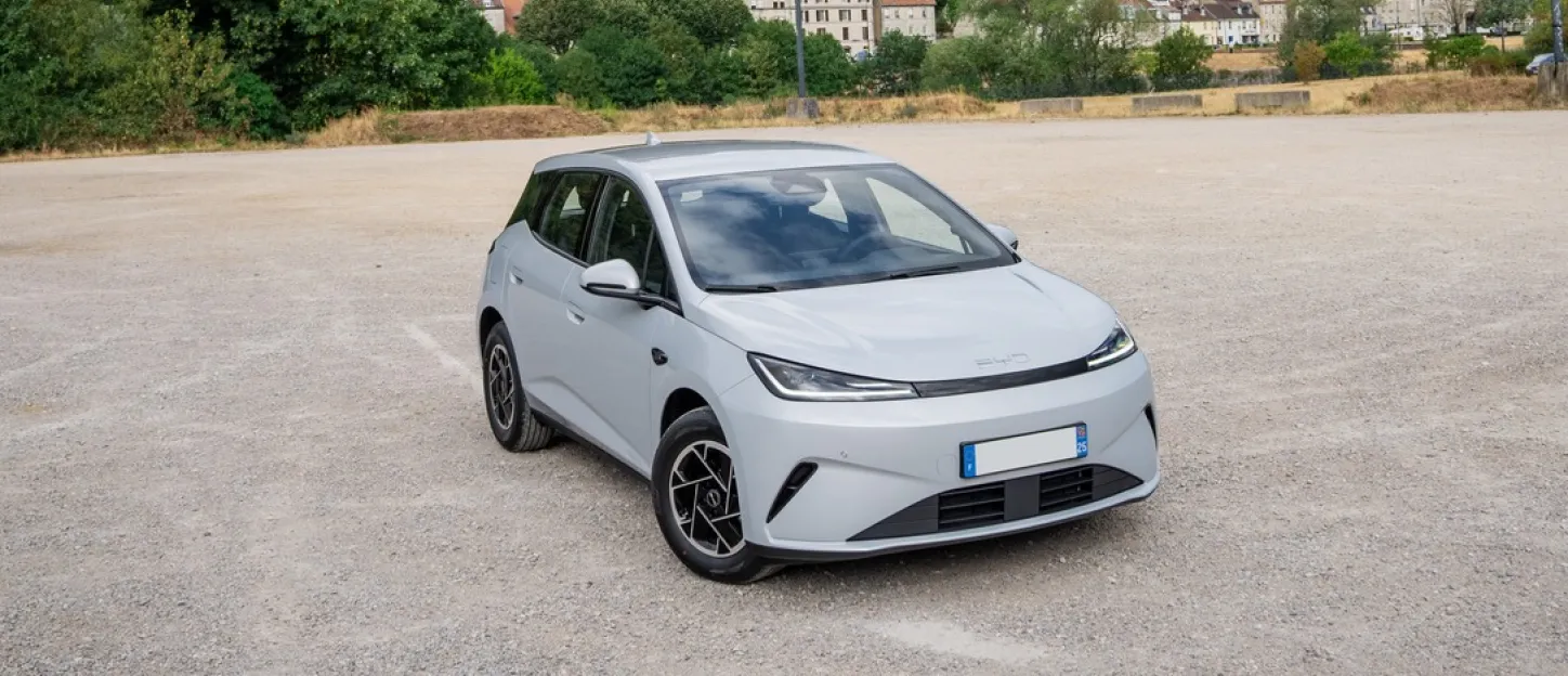 BYD Dolphin G : vue plongée 3/4 avant