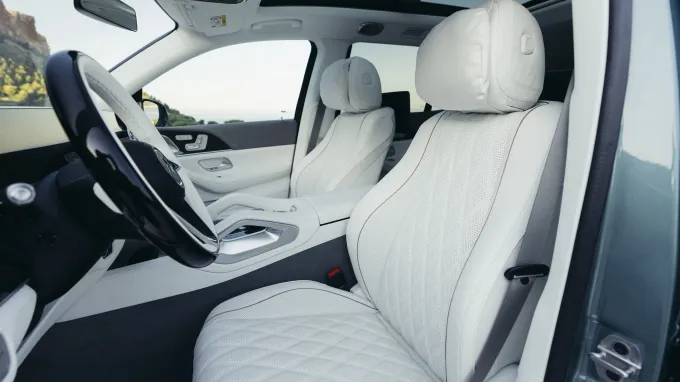 Mercedes GLS Maybach 2026 : sièges avant