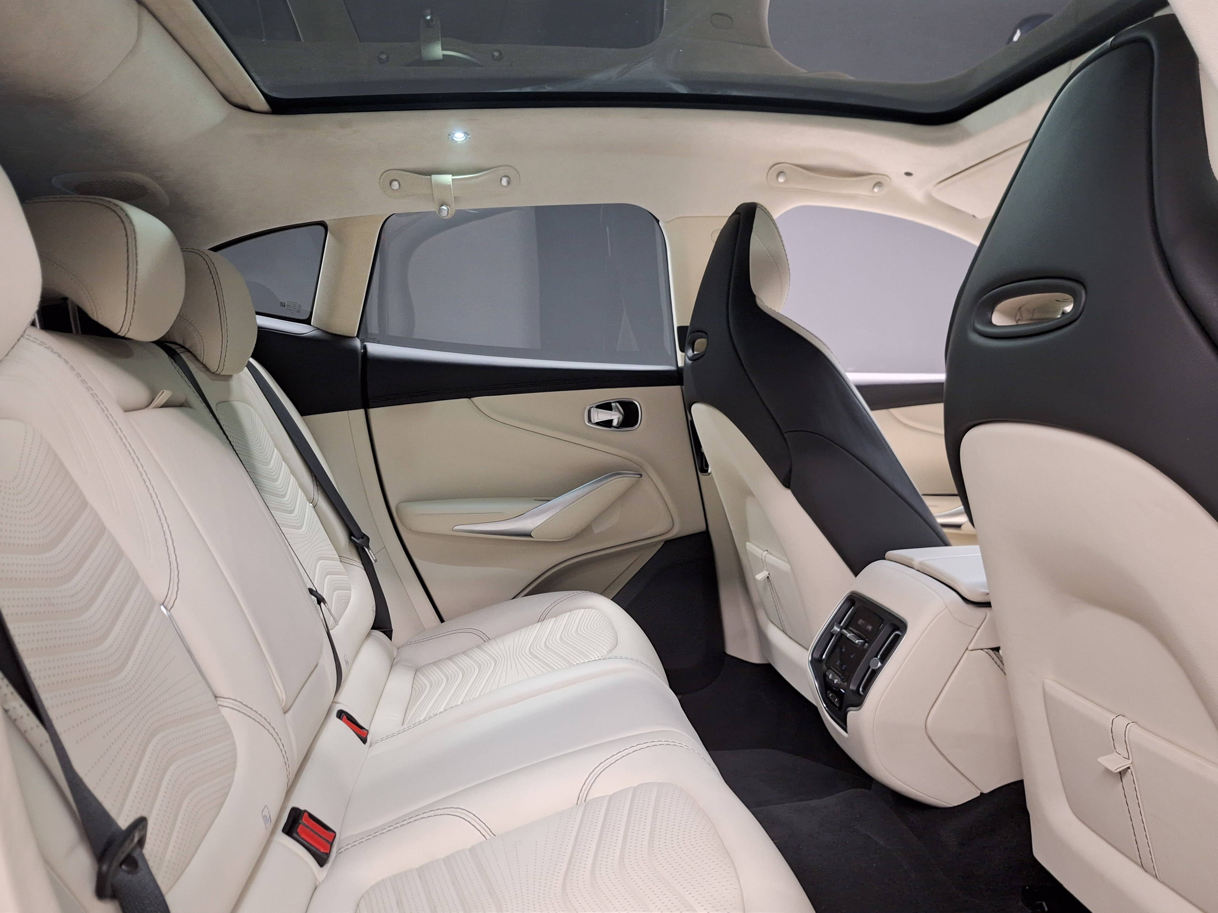 DBX DBX 4.0 Biturbo V8 &mdash; 15