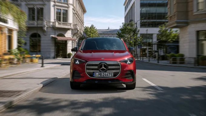 Mercedes GLA : face avant en ville