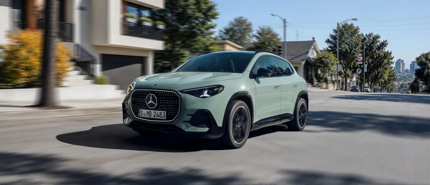 Mercedes GLA : route quartier résidentiel