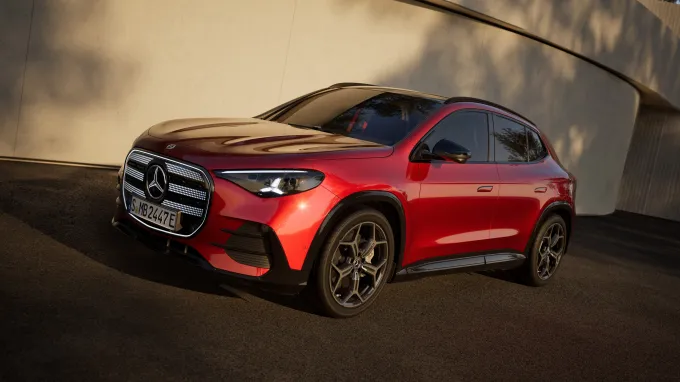 Mercedes GLA : de coté peinture rouge