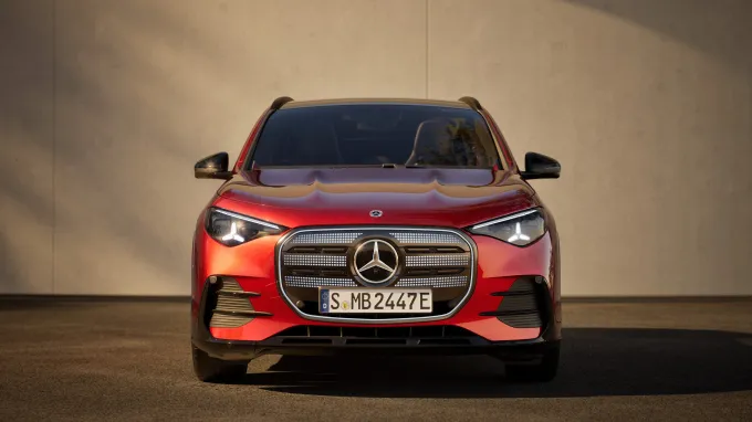 Mercedes GLA : face avant devant un mur
