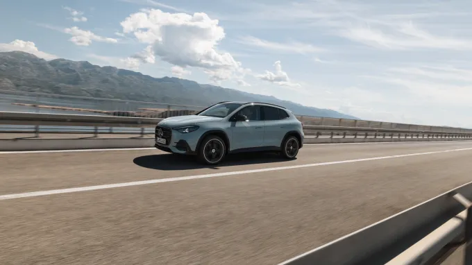 Mercedes GLA : sur un pont
