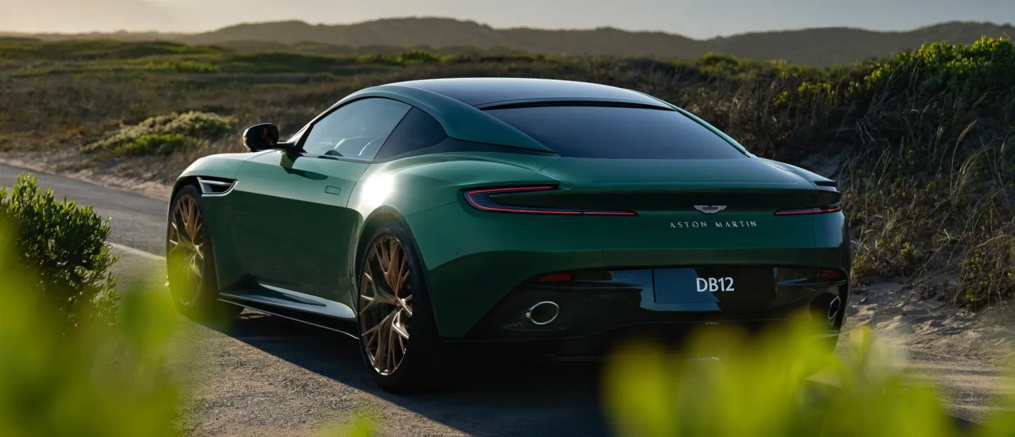 Aston Martin DB12 : Stationnement bord de route