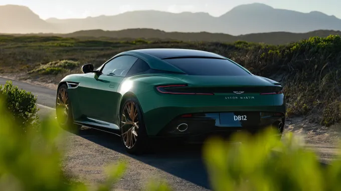 Aston Martin DB12 : Stationnement bord de route