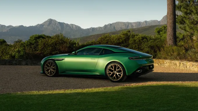 Aston Martin DB12 : profil