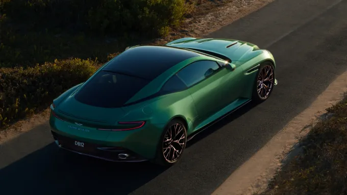 Aston Martin DB12 : Vue plongée de l'arrière