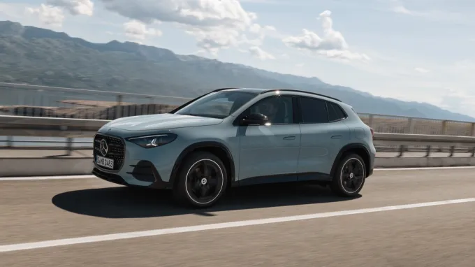 Mercedes GLA : sur un pont