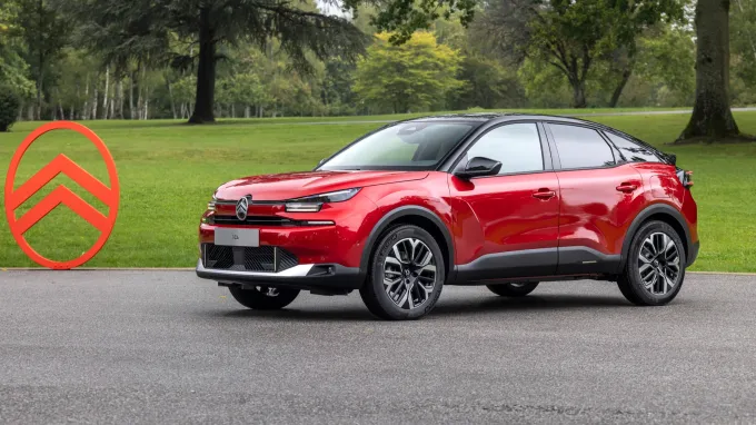 Citroën C4 2025 rouge elixir : trois quarts avant gauche statique