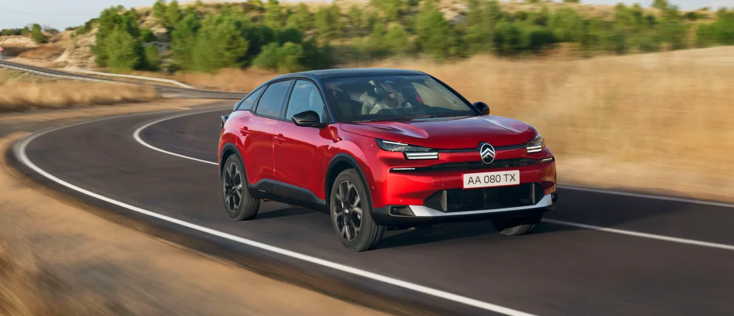 Citroën C4 2025 : trois quarts avant droit sur route dans les champs