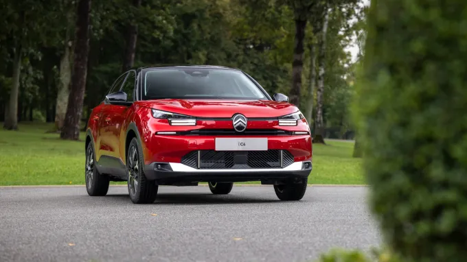 Citroën C4 2025 rouge elixir : trois quarts avant droit statique