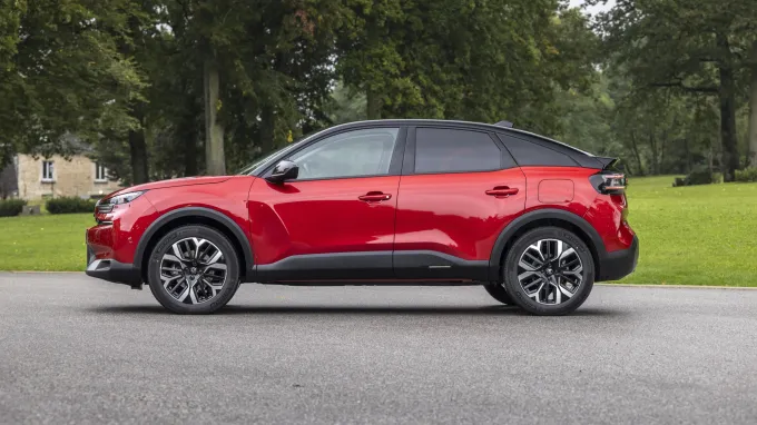 Citroën C4 2025 rouge elixir : profil gauche statique