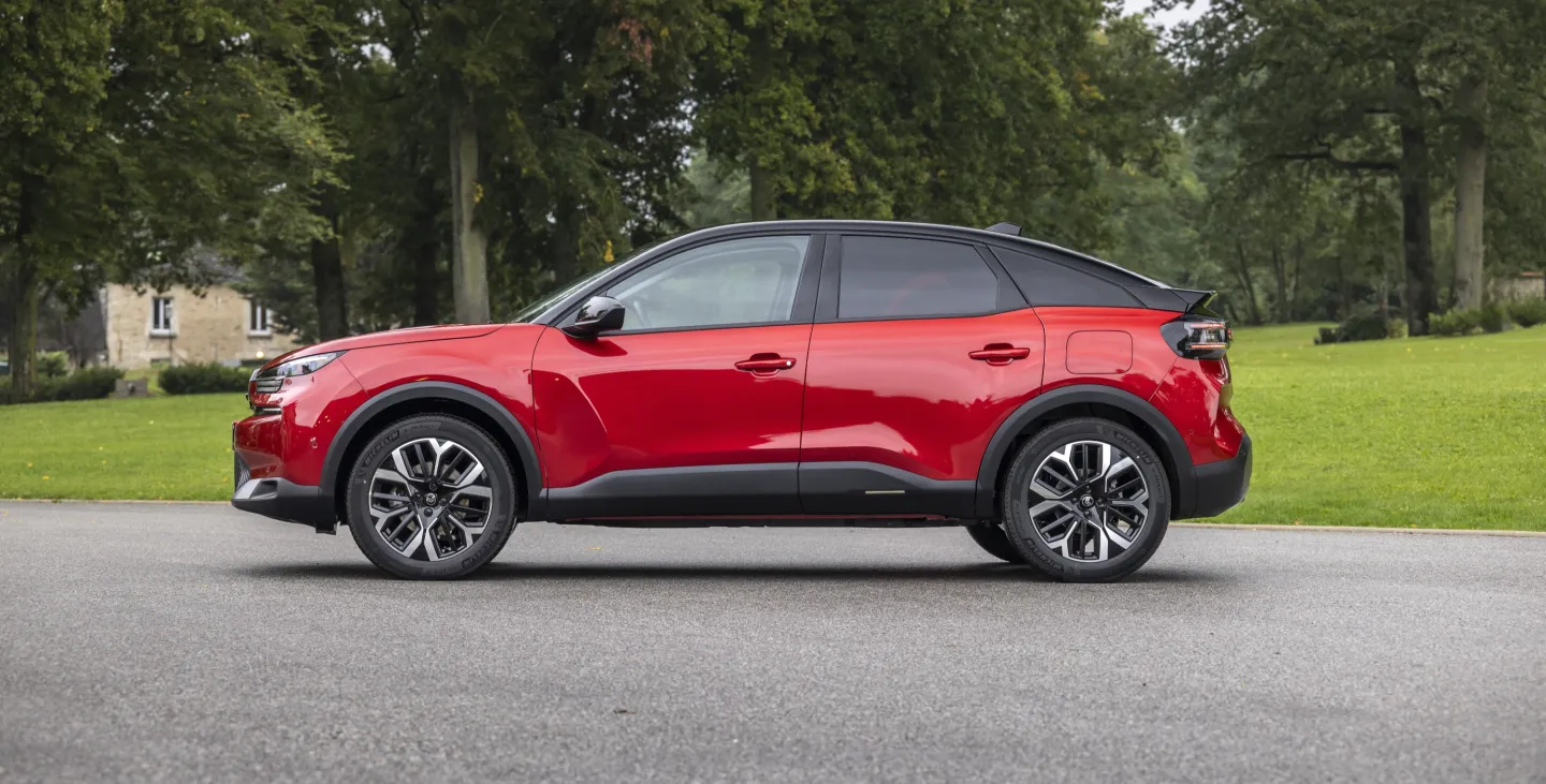 Citroën C4 2025 rouge elixir : profil gauche statique