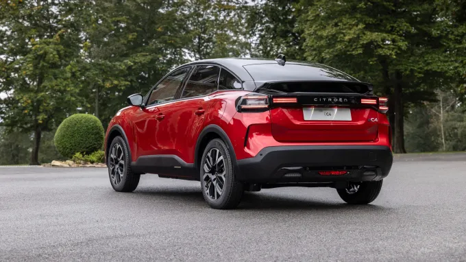 Citroën C4 2025 rouge elixir : trois quarts arrière gauche statique