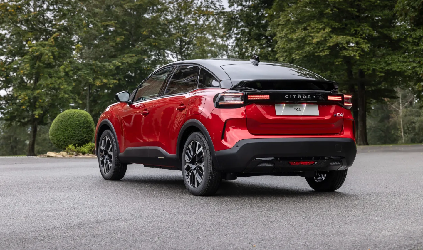 Citroën C4 2025 rouge elixir : trois quarts arrière gauche statique