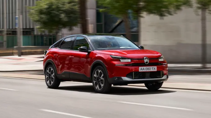 Citroën C4 2025 : trois quarts avant droit sur route