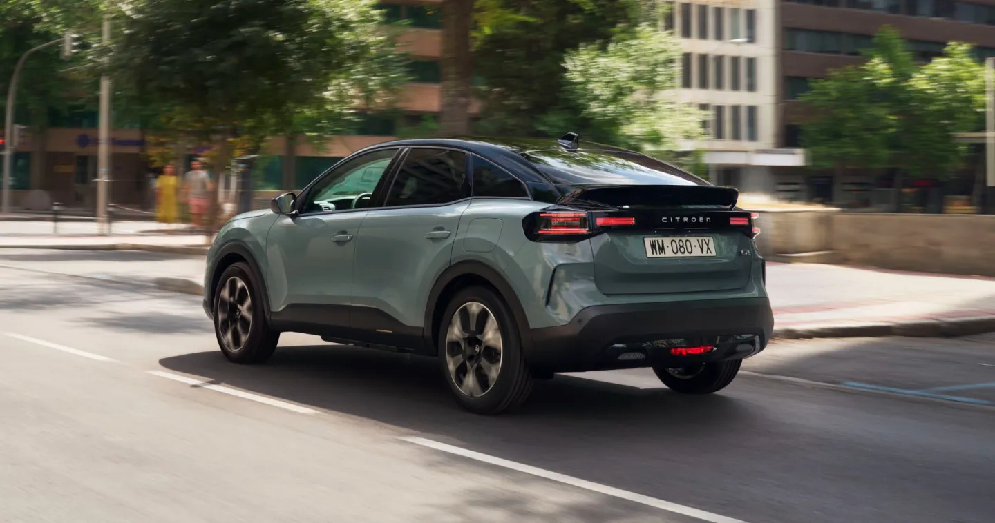 Citroën C4 2025 : trois quarts arrière gauche sur route