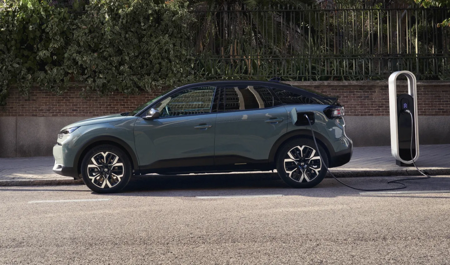 Citroën C4 2025 : profil gauche statique en charge