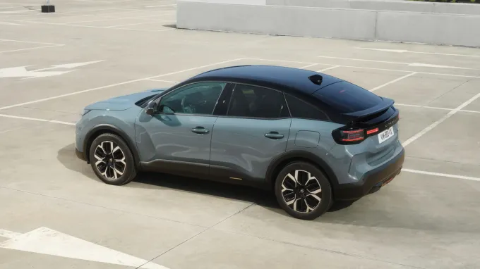 Citroën C4 2025 : trois quarts arrière gauche statique en vue plongeante