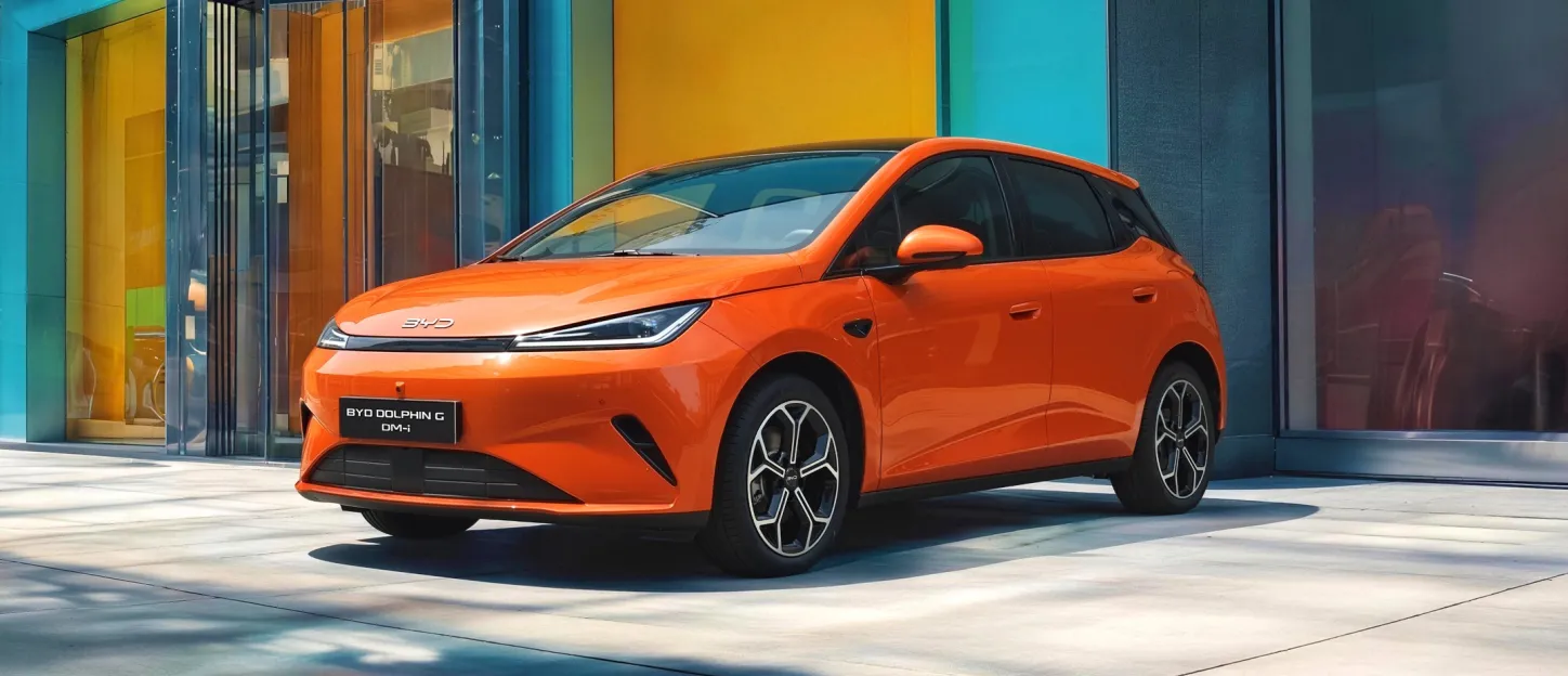 BYD Dolphin G DM-i 2026 : trois quarts avant gauche statique devant mur coloré