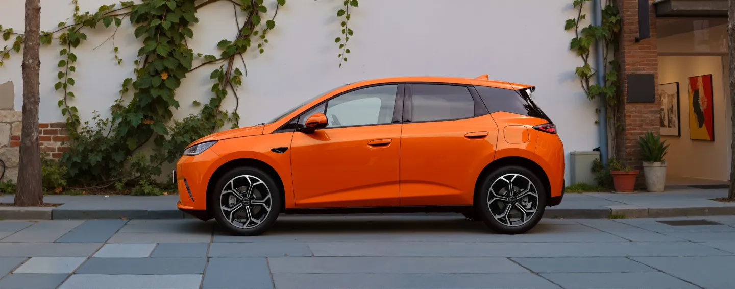 BYD Dolphin G DM-i 2026 : profil gauche statique