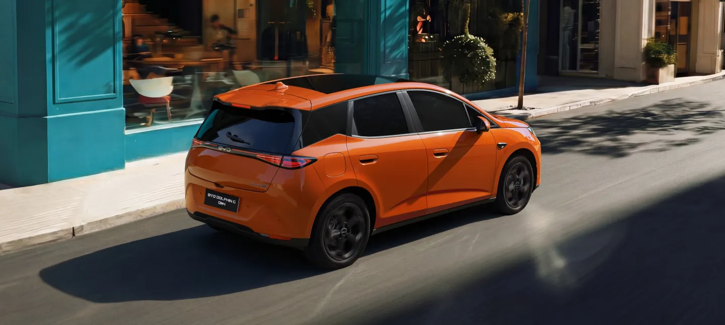 BYD Dolphin G DM-i 2026 : trois quarts arrière droit plongeant