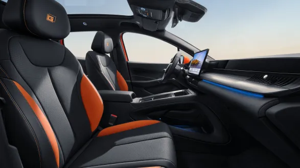 BYD Dolphin G DM-i 2026 : intérieur vu du siège passager avant