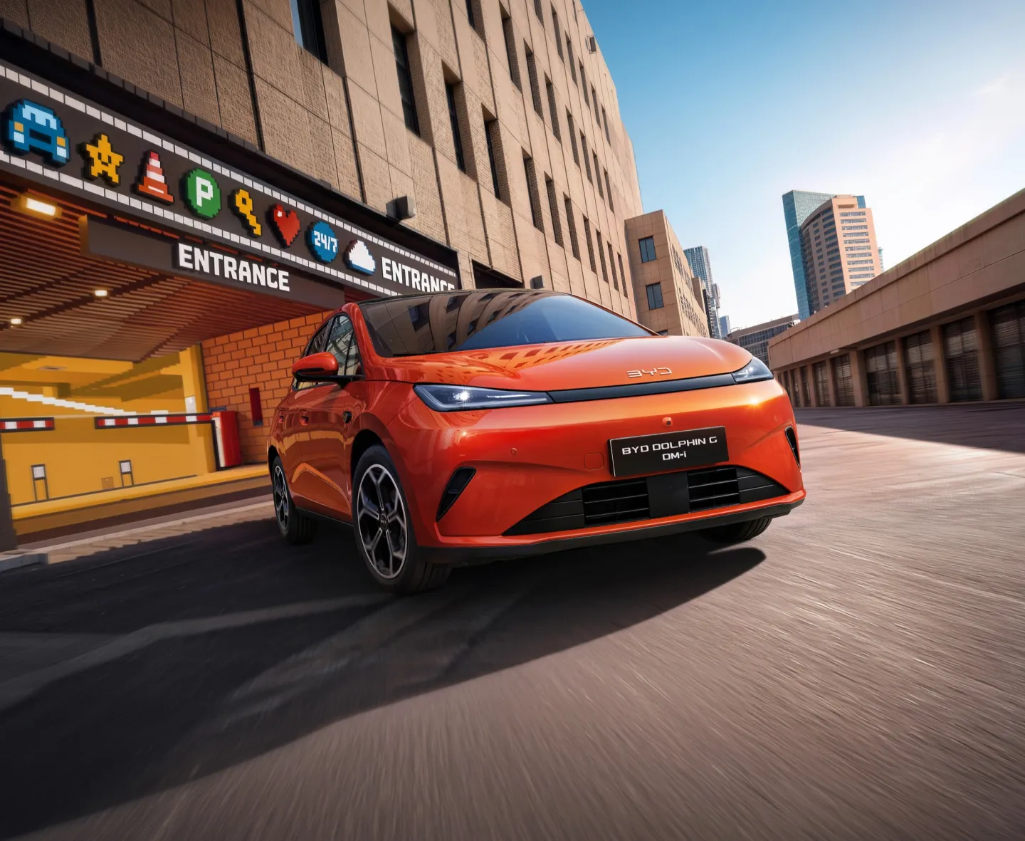 BYD Dolphin G DM-i 2026 : face avant en contre-plongée en ville