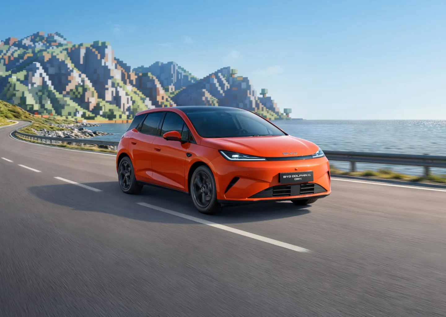 BYD Dolphin G DM-i 2026 : trois quarts avant droit sur route en bord de mer type Minecraft