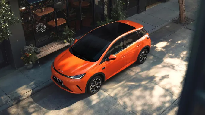 BYD Dolphin G DM-i 2026 : trois quarts avant droit statique vue plongeante