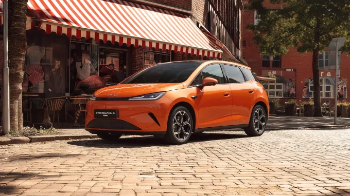 BYD Dolphin G DM-i 2026 : trois quarts avant gauche garée dans la rue