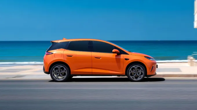 BYD Dolphin G DM-i 2026 : profil droit statique en bord de mer