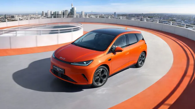BYD Dolphin G DM-i 2026 : roule sur rampe de parking à étages
