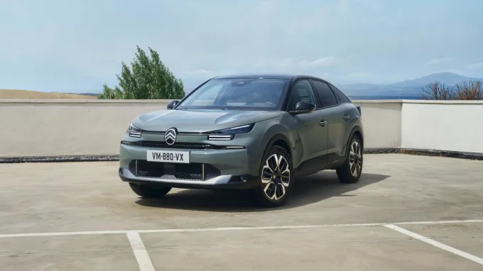 Citroën C4 2025 : trois quarts avant gauche statique