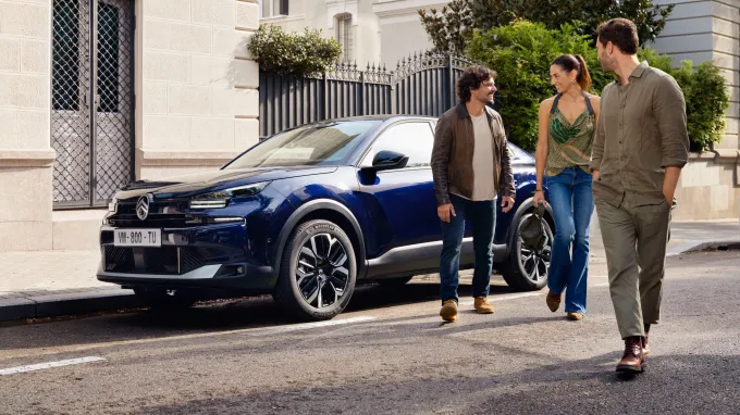 Citroën C4X 2025 : trois quarts avant gauche dans la rue avec 3 modèles