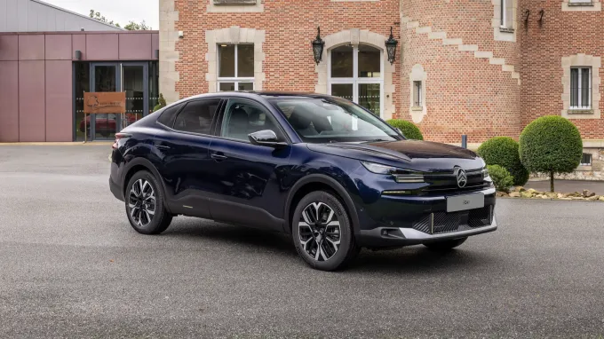 Citroën C4X 2025 : trois quarts avant droit statique