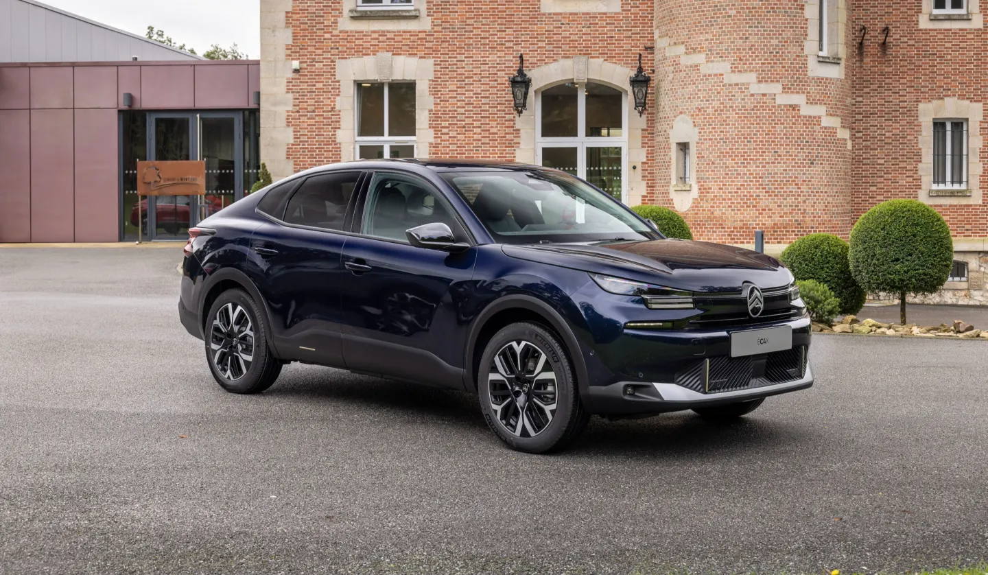 Citroën C4X 2025 : trois quarts avant droit statique