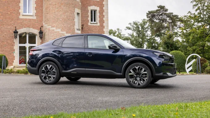 Citroën C4X 2025 : profil droit statique