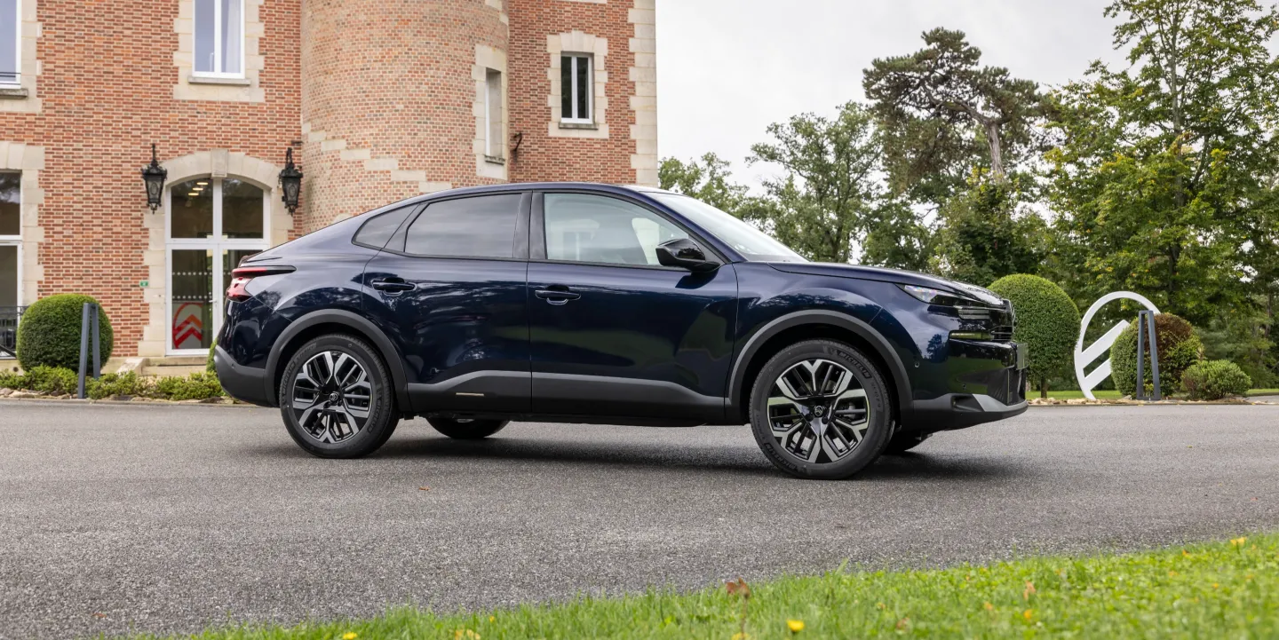 Citroën C4X 2025 : profil droit statique