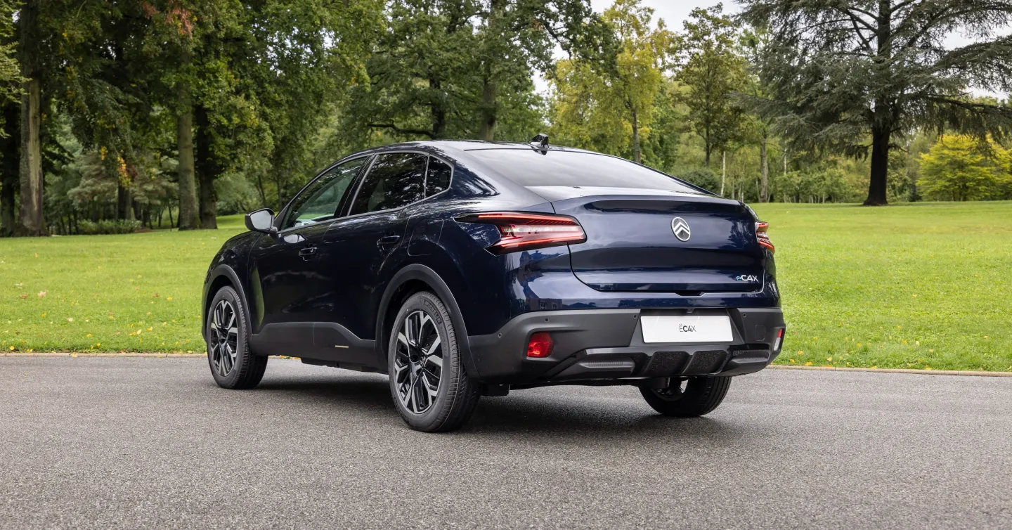Citroën C4X 2025 : trois quarts arrière gauche statique
