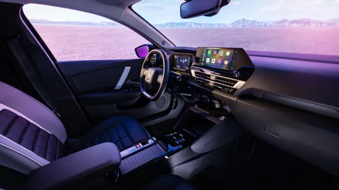 Citroën C4X 2025 : intérieur, planche de bord et écran tactile