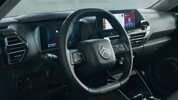 Citroën C4X 2025 : détail volant et poste de conduite