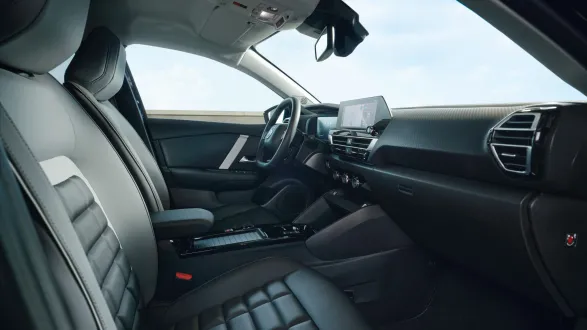 Citroën C4X 2025 : intérieur vu du siège passager avant