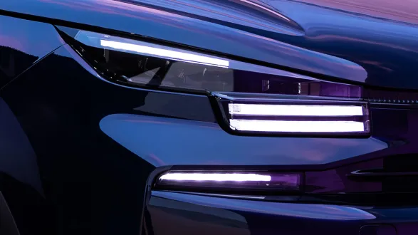 Citroën C4X 2025 : détail phare avant