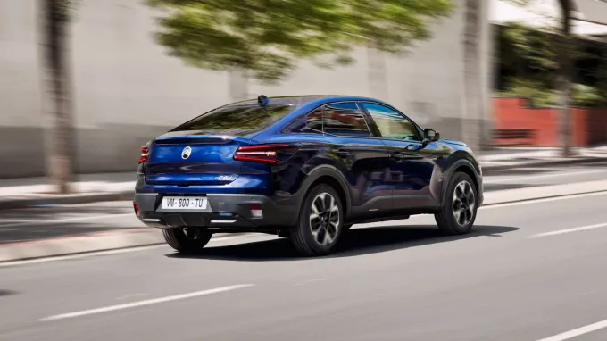 Citroën C4X 2025 : trois quarts arrière droit sur route