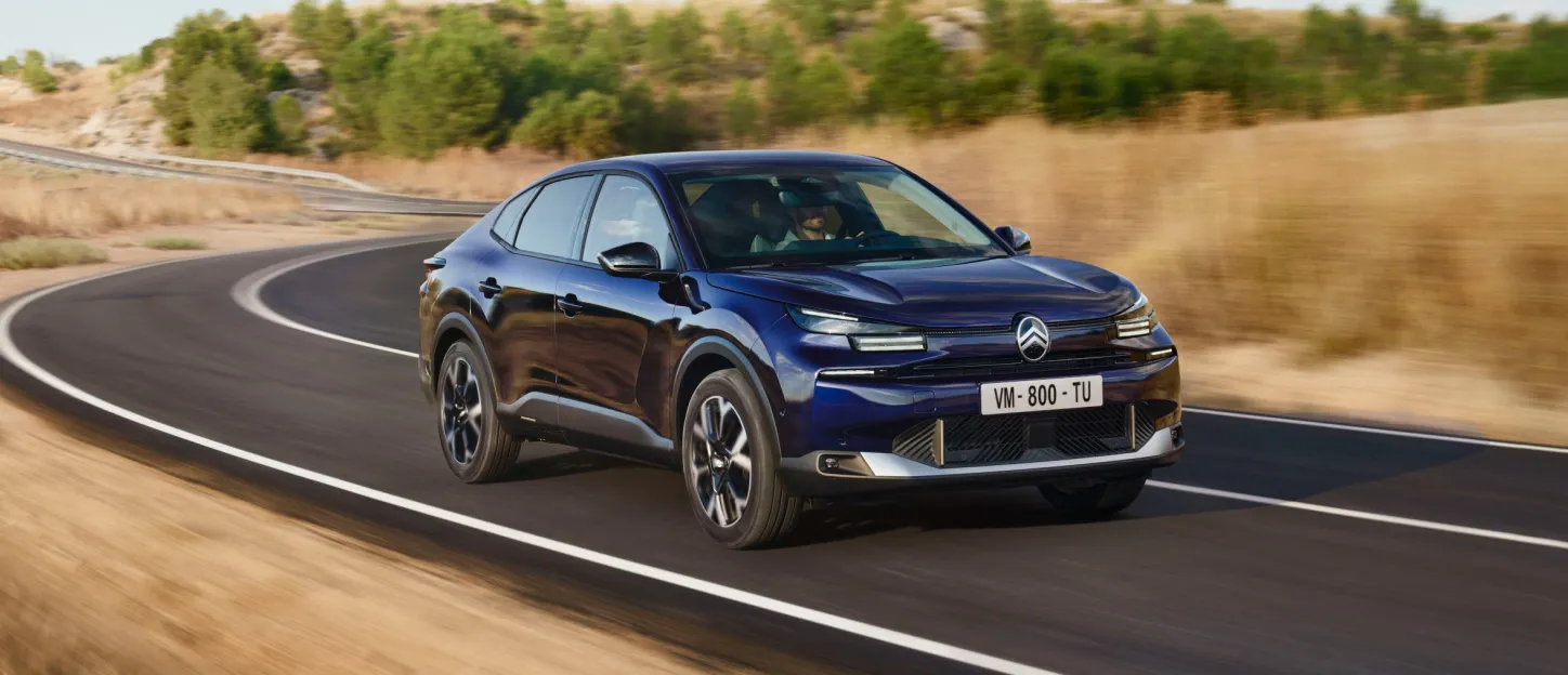 Citroën C4X 2025 : trois quarts avant droit sur route